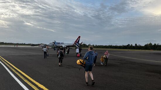 Gemächlich schlendern wir zum Flieger