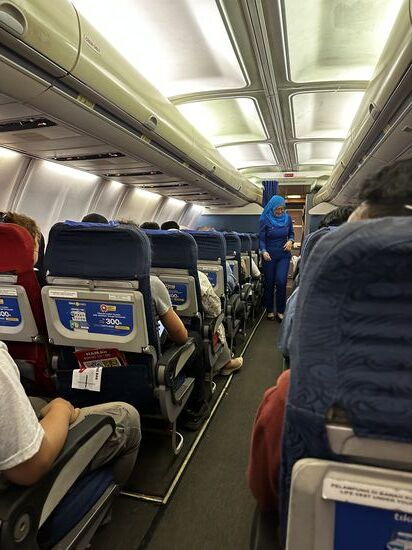 Willkommen an Bord!
NAM-Air sind übrigens die einzige Airline, bei der man kostenlos 20kg Gepäck mit aufgeben kann.
Ein Flug Jakarta-Borneo kostet Hin-und zurück 80 Euro p.P. - wir haben diesen aber schon zeitig daheim gebucht