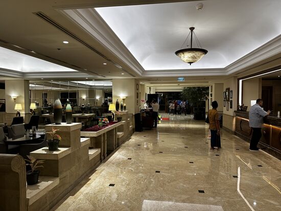 Das „Hotel Borobodur Jakarta“ ist sehr, sehr schön ! Leider können wir es in der kurzen Zeit nicht richtig genießen, da wir uns den Wecker auf 6.30 Uhr stellen und uns bald ins Reich der Träume begeben….