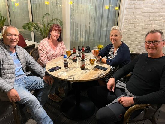 Bald finden wir das „Pizza Marina“ wo wir bei lokalem Bier eine gute Pizza verspeisen