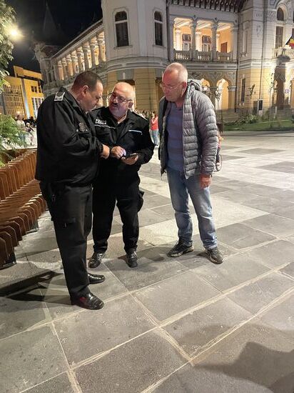 Nach dem einchecken suchen wir ein gutes Restaurant. Und bitten diese netten Herren um Hilfe