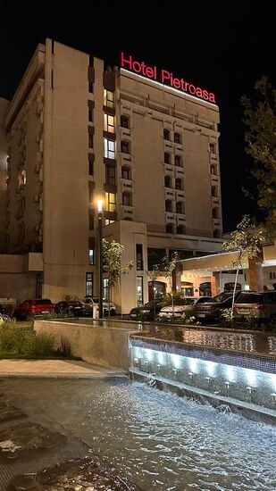 Hier haben wir das „Hotel Pietroasa“ vorgebucht—zu unserer Freude überrascht man uns hier mit einem Upgrade