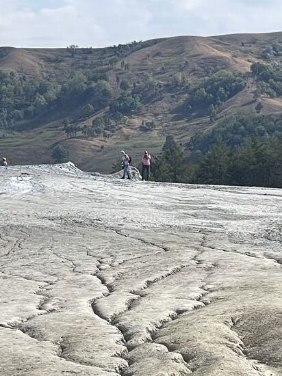 Überall sieht man Rinnen die wie Adern über den Boden verteilt sind
