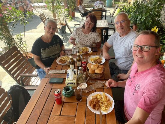 Mittags-Stop an einem Restaurant an der Hauptstraße
