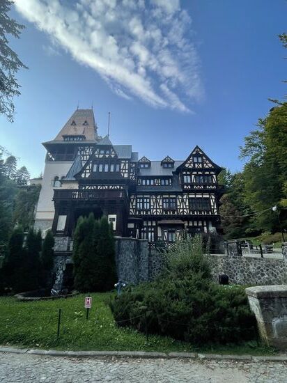 Das kleine „Pelisor Castle“ findet man direkt neben  dem großen Schloß
