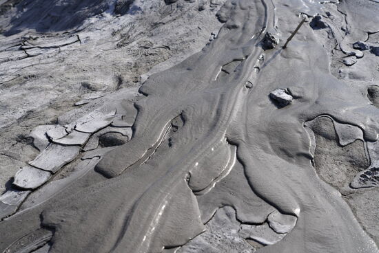 Der Schlamm läuft wie eine Lava aus den Kratern, die Kegel hinunter