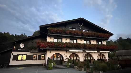 Wir fahren weiter bis nach Bran und übernachten hier in der „Villa Siena“ 
Nicht so einfach zu finden. Wir suchen es bei booking.com raus und handeln aber vor Ort noch einen etwas günstigeren Preis aus