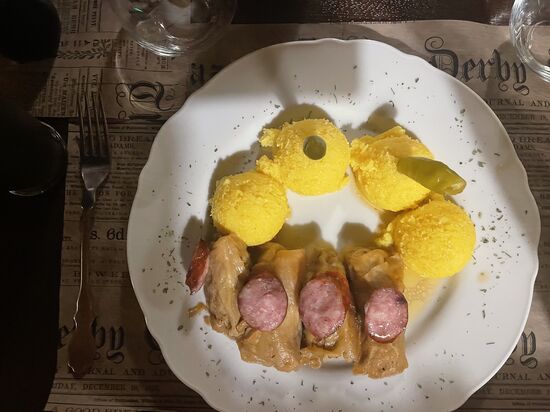 Wir bestellen uns noch das typische rumänische Gericht: mit Hack gefüllte  Kohlroularden und Polentaklöße