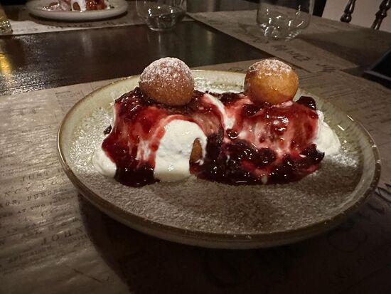 Zum Nachtisch gebackene Krapfen mit Sauerkirschen und  Schmand