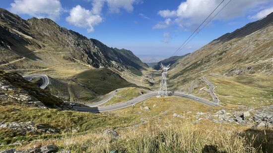 Wir haben von diesem ersten hohen Punkt auch eine tolle Aussicht auf die sich schlängelnden Straßen
