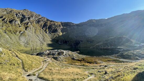 Viele Kletterer erklimmen die Gipfel der Berge, die um den See ragen