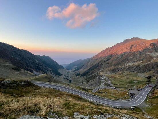 Dann gehts die 20km wieder zurück zum Balea-See, denn unsere Fotografen möchten hier spezielle Nachtaufnahmen machen. Silvi und ich gehen in das Restaurant, in dem wir schon nachmittags waren und wollen einen schönen Tee trinken…