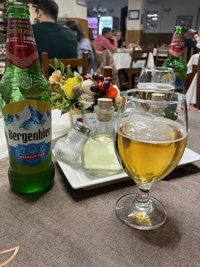 Aber die Englischkenntnisse der Bedienung hier ist katastrophal, obwohl wir deutlich einen Pfefferminztee bestellen, bringt sie uns dieses „Gesöff“…