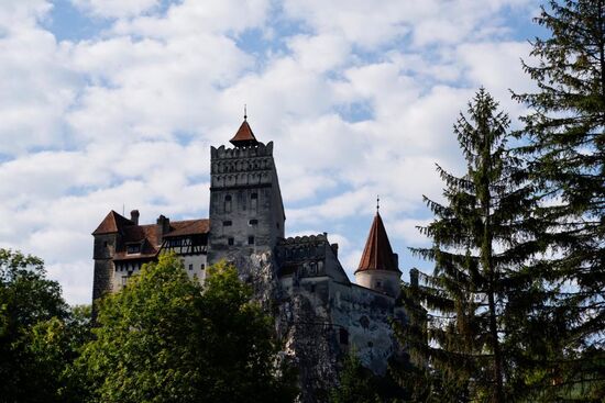 Schloß Bran, welches den Touristen als Draculaschloss „verkauft“ wird, obwohl es dem Schloss aus dem Roman kaum ähnelt und es auch unmöglich wäre, wie im Roman beschrieben mit einer Kutsche vorzufahren