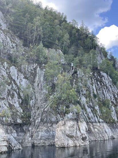 Hier sind ein paar baufällige Stege und Steige an den Felsen zu sehen-sicher werden die nicht genutzt