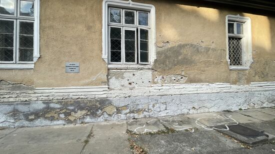 Hier fand am 25.Dezember 1989 die Hinrichtung statt—man sieht die Einschusslöcher und auf dem Boden eingezeichnet, wo die beiden lagen