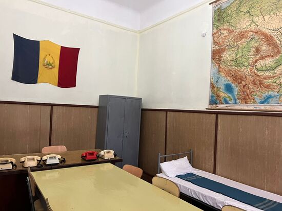 Hier fanden wohl Verhöre statt—aber wozu das Feldbett?