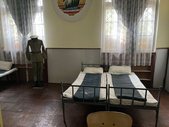 Hier verbrachten sie ihre letzte Nacht —allerdings nicht allein, links steht ein 3. Bett des Wachmanns