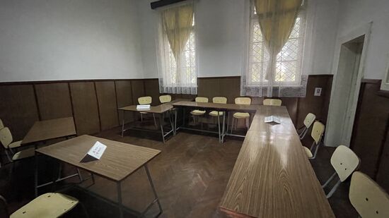 Hier fand der Prozess statt—hinten in der Ecke saßen Ceausescu und seine Frau Elena-seine Verteidiger saßen ihnen gegenüber und verhielten sich wie Ankläger