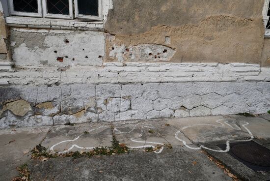 Seine letzten Worte waren: „Tod den Verrätern“ und er begann noch einen Auszug aus der „Internationalen“ zu singen