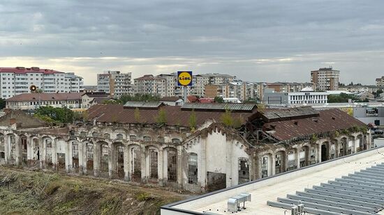 Guten Morgen…ein Blick aus unserem Hotelfenster auf einen „lost Place“ 
Witzig, die „Lidl“ - Werbung oben