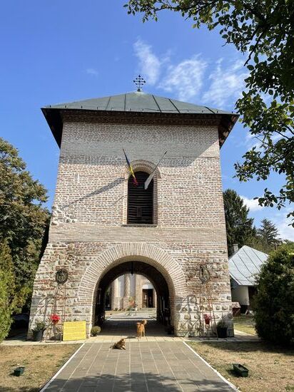 Und zwar am „Snagov Monastery“. Das ist ein Kloster, welches sich auf der  Insel Snagov  befindet und über eine Brücke zu erreichen ist-hier sehen wir das Eingangstor