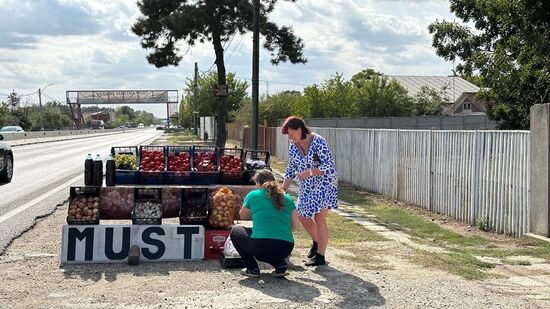 Auch das gehört dazu: wir kaufen diese roten länglichen Zwiebeln und Knoblauch an der Straße