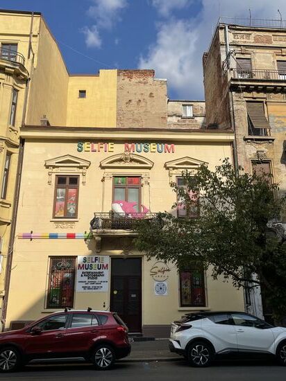 Nachdem wir in unserem Hotel eingecheckt haben, machen wir uns auf den Weg in die Altstadt. Hier ein interessantes Museum auf dem Weg…