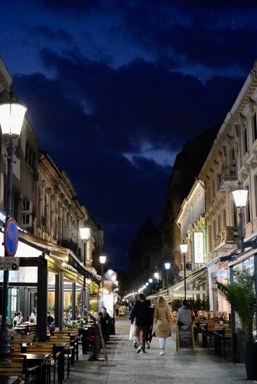 Die Stadt ist belebt und alle Restaurants gut gefüllt