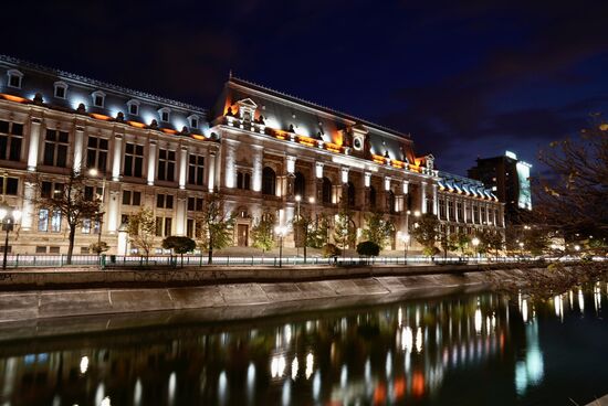 Hier entdecken wir den schön beleuchteten Justizpalast