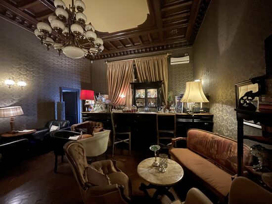 Unser Hotel, das „Grand Boutique Hotel“ ist über 100 Jahre alt und mit entsprechenden antiken Möbeln eingerichtet , wie hier die Bar, wo wir noch einen Absacker nehmen