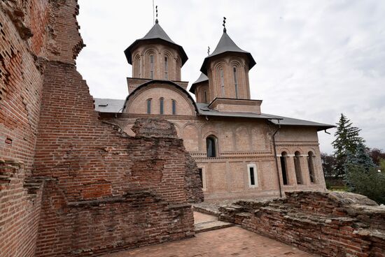 Das zerfallene Schloß und im Hintergrund das Kloster