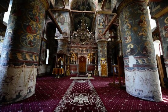 Das Grab befindet sich vor dem Altar, gekennzeichnet durch ein Bild mit brennender Kerze—hier sollen aber nur seine Gebeine liegen.
Der Kopf des sadistischen Herrschers soll in Honig konserviert und nach Konstantinopel gebracht worden sein. Der dortige Herrscher hat ihn am Tor vor seinen Palast aufgespießt zum Zeichen seines Sieges über VladIII