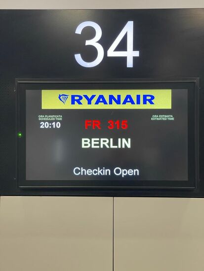 Wir treffen uns wieder beim Hotel und fahren dann Richtung Flughafen. Auf dem Wege gibt es noch ein gutes Essen. Wagenrückgabe und Shuttle zum Flughafen klappen super, der Flug - ursprünglich für 20:10 Uhr geplant - geht um fast eine Stunde verspätet los. Zum Glück können wir noch vor dem Nachtlandeverbot in Berlin landen. Shuttle zum Parkhaus, 220 km bis nach Hause - um 02:00 Uhr sind wir dann endlich da
Rumänien: ein toller Kurztrip, den wir gerne weiterempfehlen. Wir haben nur einen Teil gesehen und sind überzeugt, dass es noch so viel mehr dort zu sehen und erleben ist.