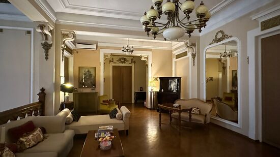 Das Hotel ist wunderschön und gemütlich—für manch einen Geschmack etwas zu vollgestopft mit allerhand antiken Möbeln und Kleinkram