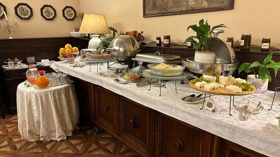 Das Buffet ist auch stilgerecht dekoriert und angerichtet