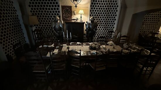 Noch ein paar Stufen hinab befindet sich eine Art kleiner Rittersaal