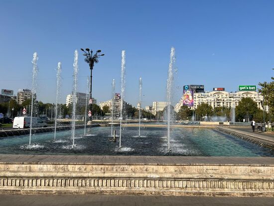 Die Männer fahren mit „Uber“ zum Palast und wir gehen zu Fuß in die Stadt-hier kommen wir am „Vereinigungsplatz“ vorbei, mit den vielen Wasserfontainen