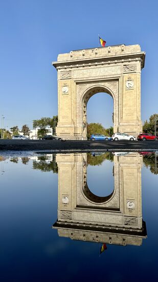 Zwischenzeitlich melden sich die Männer: sie können nicht einfach so in den Palast, sondern müssen eine geführte Tour buchen. Sie haben jetzt für 12:00 Uhr eine geführte Tour gebucht und da das noch fast zwei Stunden hin ist, entscheiden sie sich, mit einem UBER zum "Arcul de Triumf" zu fahren.
Der Vorläufer des Triumphbogen wurde 1878 provisorisch aus Holz erbaut, 1922  wurde er - immer noch provisorisch und aus Holz -zu Ehren des Triumphes im ersten Weltkrieg größer errichtet.