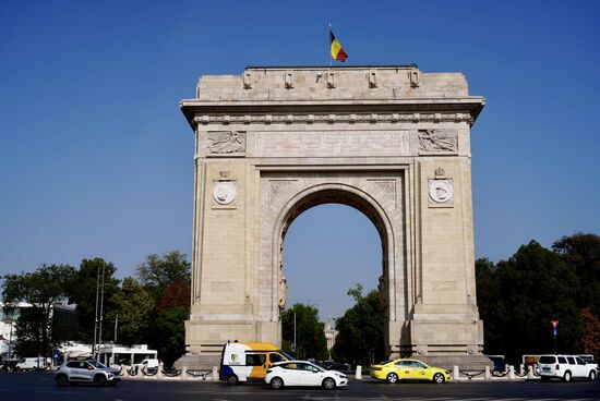 Er wurde  1935-36 nach dem Vorbild des „Arc de Triomphe“ in Paris dann aus Stein gebaut und wie auch dort, strömt hier der Verkehr von einer Reihe großer Straßen sternförmig auf den großen Bogen zu