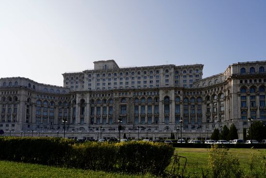 Der Parlamentspalast - Größenwahnsinn des diktatorisch regierenden rumänischen Staatspräsidenten Nicolae Ceaușescu. 270 x 245 Meter und 10 bis 12 Etagen hoch. Nur das Pentagon in den USA ist größer.
Eine junge Architektin - 26 Jahre alt - gewann den Wettbewerb zum Bau dieser Superlative. Später waren insgesamt mehr als 400 Architekten und mehr als 20.000 Arbeiter mit der Errichtung dieses Palastes beschäftigt.
Ursprünglich wurde das Bauwerk "Haus des Volkes" genannt (spöttisch von den Bukarestern als "Haus des Sieges über das Volk"). Nach der rumänischen Revolution und der Hinrichtung Ceausescu (1989) wurde der Komplex in 1991 in "Palast des Parlaments" umbenannt. Seit 1997 sitzt dort das Parlament, in 2005 folgte der Senat. Später kam ein internationales Konferenzzentrum hinzu. In den oberen Etagen befindet sich eine internationale Zoll- und Polizeiorganisation.