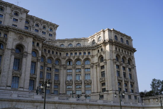 Ein paar weitere Fakten: bevor der Komplex gebaut wurde, mussten mehr als 40.000 Menschen umgesiedelt werden. Ihre Häuser wurden dem Erdboden gleich gemacht. Auch viele Kirchen und ein Kloster. Ein weiteres Kloster wurde einfach einige hundert Meter verschoben. Der Komplex hat mehr als 5.100 Räume (davon sind 3.000 Zimmer), 200 Toiletten, 31 Aufzüge; 30 der 5.100 Räume sind bis zu 
2.000 m2 groß.