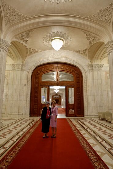 Überall sieht man den Prunk: mehr als 1.000.000 m3 Marmor sind hier verbaut worden, 52.000 m2 Teppiche wurden gelegt, 480 Kronleuchter aufgehängt.
Diese beiden netten Mitarbeiterinnen standen Thomas Modell. Ihre Frisuren sind irgendwie stilgerecht und passen ins Bild 