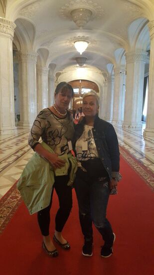 ... kurze Zeitreise : das sind Silvi und ich in 2017 - damals schon "lange Flure und schöne Figuren  "