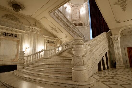 Die wohl mächtigste Treppe des gesamten Komplexes.