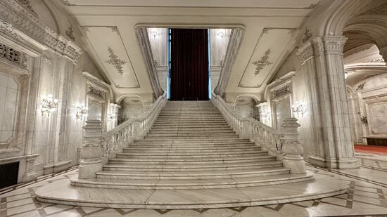 Bei so viel Prunk war die Kritik der Bukarester nicht unberechtigt: wie bereits beschrieben mehr als 1 Millionen Tonnen Marmor aus Siebenbürgen - das war die komplette rumänische Produktion von 10 Jahren, die hier verbaut wurde.