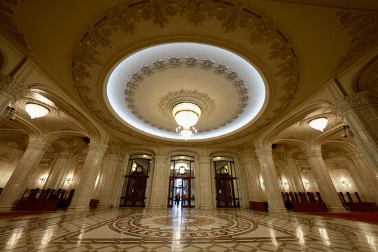 Kronleuchter und Deckenleuchten aus Kristallglas - mehr als 3.500 Tonnen wurden verbaut. Und die Leuchtmittel: mehr als 150.000 Glühlampen