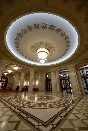 Die Baukosten des gesamten Komplexes ist nur schätzungsweise bekannt. Offizielle Aussagen behaupten 3,3 Milliarden US Dollar - tatsächliche Schätzungen gehen in Richtung das Doppelte. Etwas 40% des Bruttosozialprodukts des hungernden Karpatenreiches ging in den Bau. Der Diktator presste alle Ressourcen seinem Land und seinen Bürgern ab.