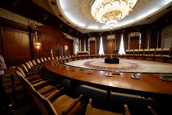 Auch edle Hölzer wurden in unglaublichen Mengen verbaut: mehr als 900.000 m3 feinstes Walnuss-, Eiche, Ahorn-, Kirsche- und Platane-Holz wurde verarbeitet.
In diesem Konferenzraum fand im April 2008 die Parlamentarische Versammlung der NATO - 20. Nato-Gipfel - statt. Im Hintergrund die nummerierten Kabinen der Simultanübersetzer. 
Ein wirklich gigantischer Palast - er dominiert die rumänische Hauptstadt Bukarest. Glücklicher Weise hat man sich gegen den Abriss entschieden und neben der Nutzung durch das Parlament, den Senat und als Konferenzzentrum strömen jährlich viele Tausend Touristen durch Teile des Palastes. Es ist ein monumentales Vermächtnis des hingerichteten Diktators Nicolae Ceausescu, der es selbst nie fertiggestellt gesehen hat. Eines der größten und mächtigsten Gebäude der Welt.