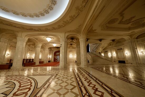 Viel Licht: in 2008 betrug die Stromrechnung 1,7 Millionen EUR. Deshalb  wurden damals überall Energiesparlampen eingesetzt,